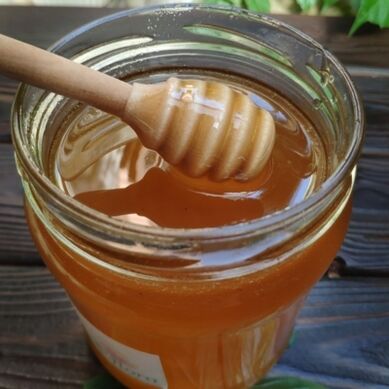 O mel, que axuda á impotencia, mesturado con noces, dá excelentes resultados