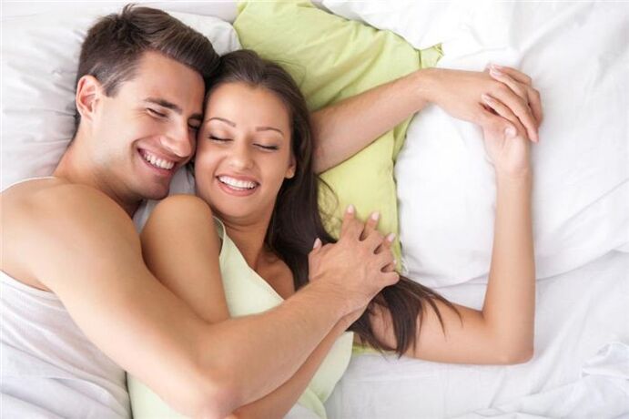 parella feliz na cama