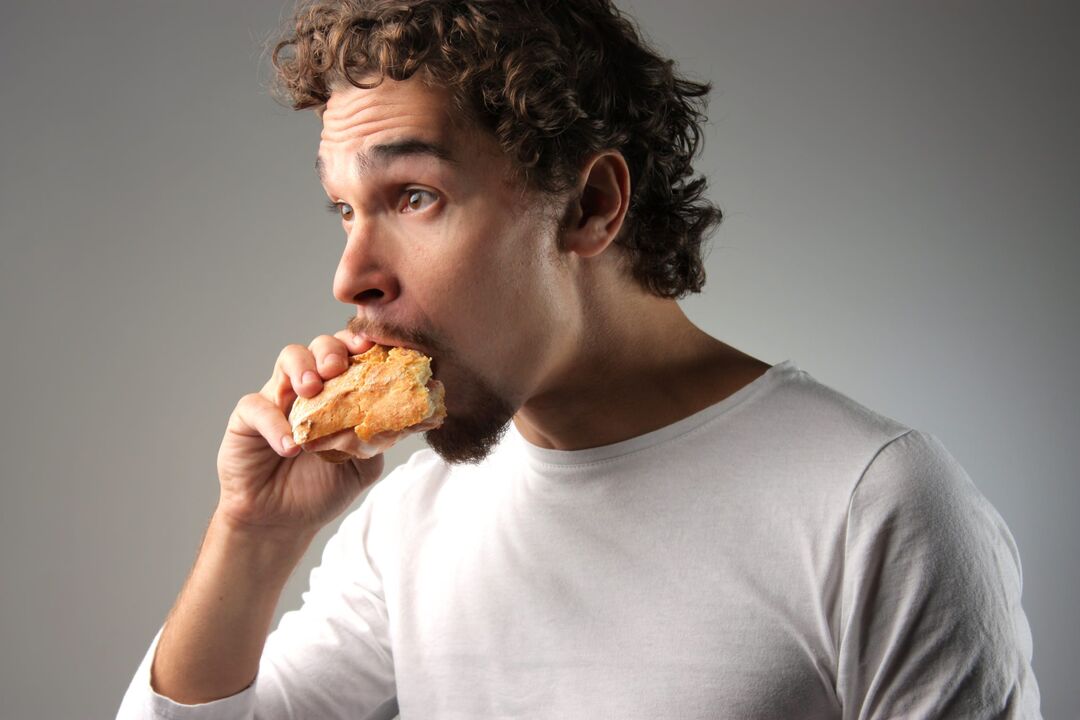 Un home que come mal corre o risco de desenvolver disfunción eréctil. 