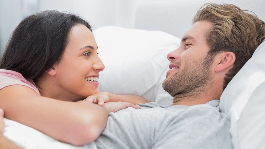 Muller feliz co home na cama